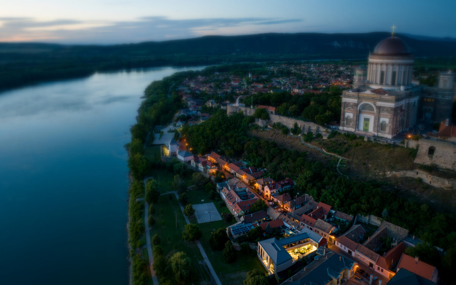 Esztergom a Duna fölött madártávlatból, háttérben a Bazilikával