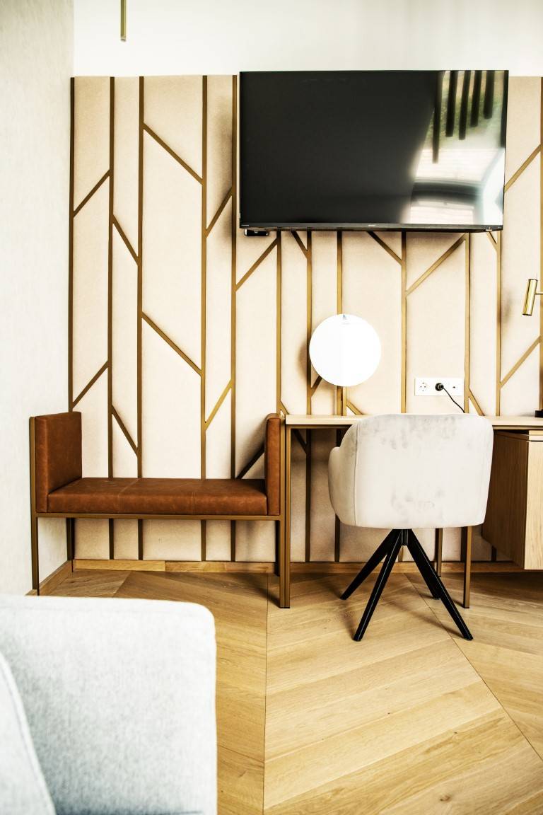 Bazilika Suite íróasztala fehér székkel és aranyszínű dekorráccsal